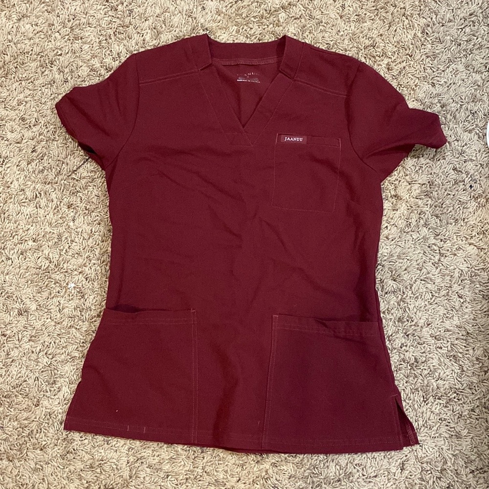 Jaanuu “relaxed fit 3-pocket scrub top” in wine